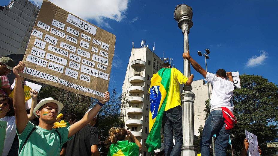 Belo Horizonte - Manifestantes fazem marcha nas proximidades do estádio do Mineirão, em Belo Horizonte 