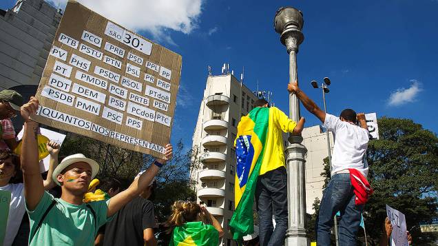 Belo Horizonte - Manifestantes fazem marcha nas proximidades do estádio do Mineirão, em Belo Horizonte 