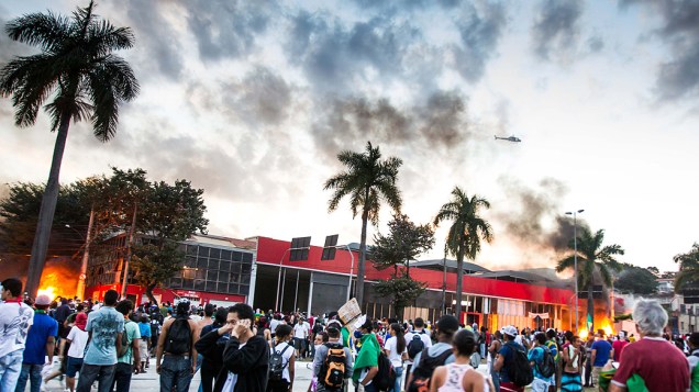 Belo Horizonte - Manifestantes fazem marcha nas proximidades do estádio do Mineirão, em Belo Horizonte