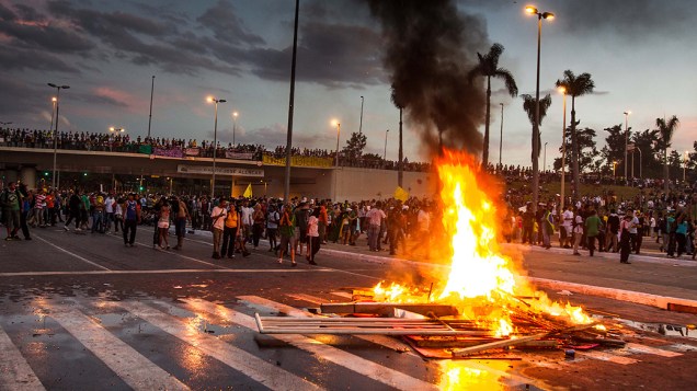 Belo Horizonte - Manifestantes colocam fogo em lixo nas proximidades do estádio do Mineirão, em Belo Horizonte