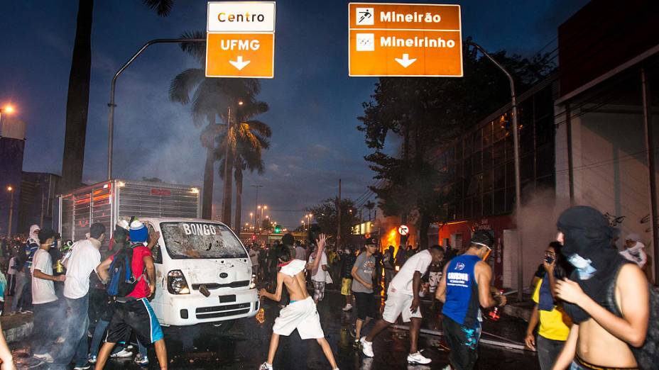 Belo Horizonte - Vândalos quebram carro no meio dos protestos. em Belo Horizonte