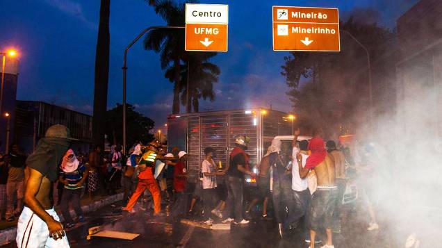 Belo Horizonte - Vândalos quebram carro no meio dos protestos. em Belo Horizonte