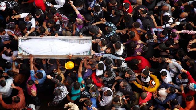 Multidão carrega caixão de Gaber Salah, ativista morto após ser gravemente ferido em confronto na Praça Tahrir, no Cairo