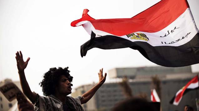 Manifestantes protestam contra decreto do presidente Mohamed Mursi, na Praça Tahrir