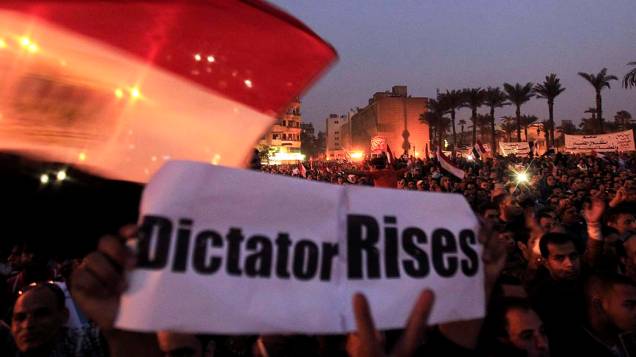 Na Praça Tahir, no Cairo, manifestantes protestam contra a decisão do presidente Mohamed Mursi de ampliar seus poderes. No cartaz, a frase: Surge um ditador