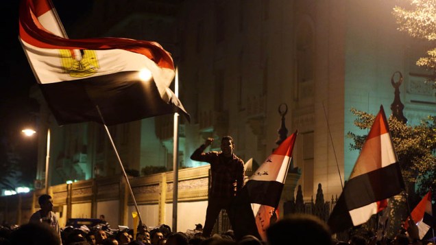 Milhares de manifestantes no protesto contra o Presidente Mohamed Mursi em frente ao Palácio Presidencial (07/12), no Cairo