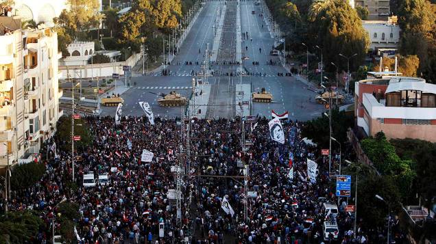 Milhares de manifestantes Anti-Mursi durante protesto em frente ao Palácio Presidencial, no Cairo, em 07/12