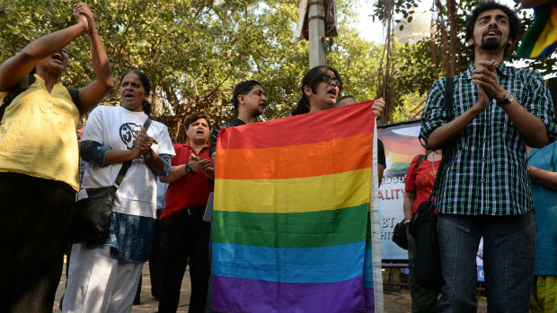 Manifestantes em prol dos direitos dos gays protestam em Nova Délhi