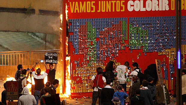 Momento em que que o painel da Coca-Cola alusivo à Copa das Confederações é incendiado na Praça do Ciclista