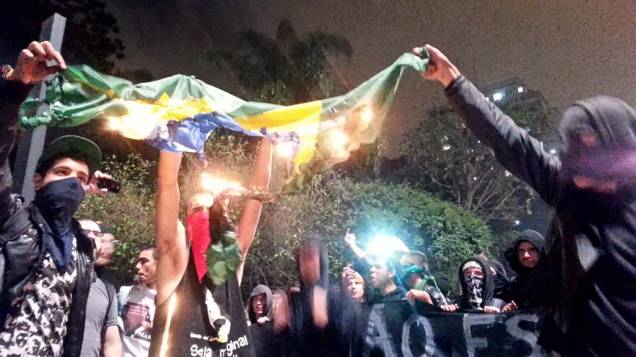 São Paulo - Anarquistas queimam bandeira nacional em frente ao Masp, durante protesto contra o aumento da tarifa do transporte público