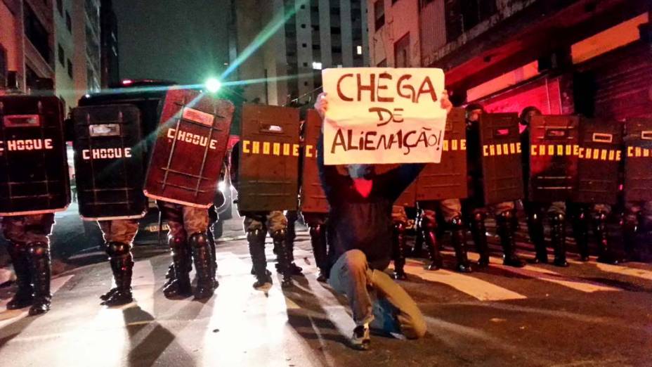 São Paulo -  Tropa de Choque da PM entra em confronto com manifestantes na Rua Augusta, durante protesto contra o aumento da tarifa do transporte público