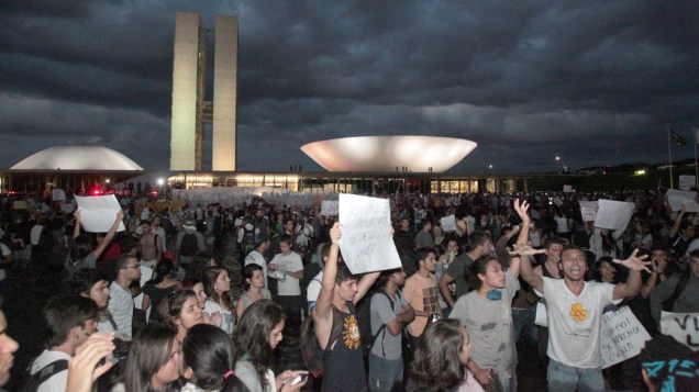 Brasília - Manifestantes se reúnem em frente ao Congresso, para protestar contra o aumento das passagens do transporte público