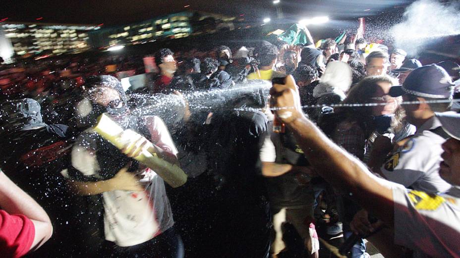 Brasília -  Manifestantes saem em passeata pela Esplanada dos Ministérios até o Congresso Nacional onde enfrentaram policiais