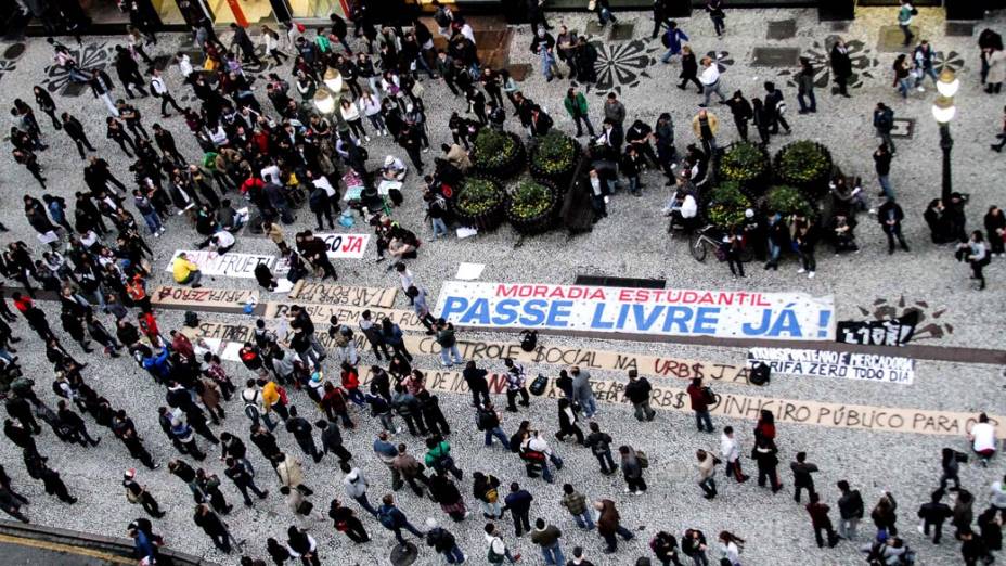 Curitiba- Manifestantes re reúnem para protestar contra o aumento das passagens do transporte público