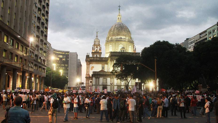 Rio de Janeiro - Manifestação conta o contra o aumento de tarifas de ônibus, no região central do Rio de Janeiro