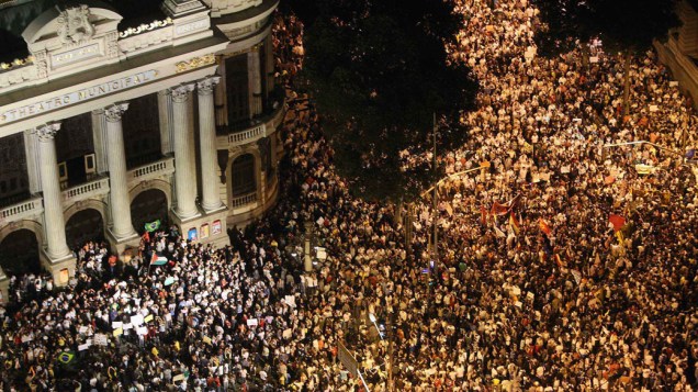 Rio de Janeiro - Manifestantes protestam no Centro do Rio, contra o reajuste da tarifa de Ônibus