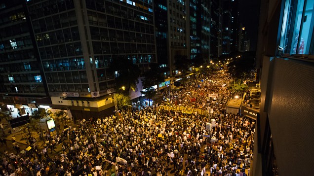 Rio de Janeiro - Manifestação contra o aumento de tarifas de ônibus na região central do Rio