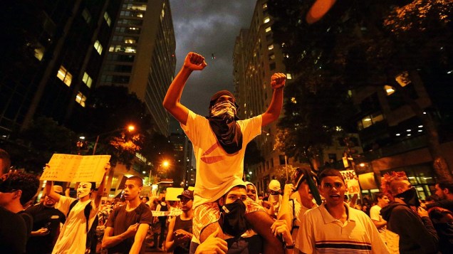 Rio de Janeiro - Manifestação conta o contra o aumento de tarifas de ônibus, no região central do Rio de Janeiro