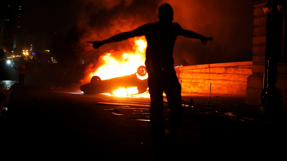 Rio de Janeiro - Carro incendiado em frente a Assembleia Legislativa do Rio de Janeiro durante protestos na região central da cidade