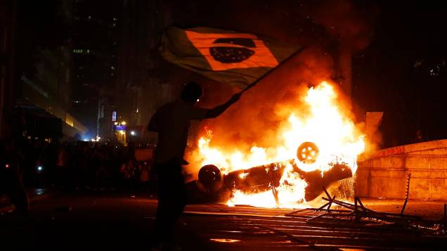 Rio de Janeiro - Carro incendiado em frente a Assembleia Legislativa do Rio de Janeiro durante protestos na região central da cidade