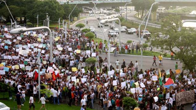 Salvador - Manifestantes fazem protesto contra o aumento das passagens do transporte público
