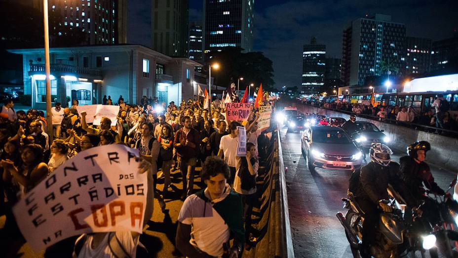 São Paulo - Manifestantes ocupam as ruas da cidade em protesto na noite de segunda-feira, 17 -