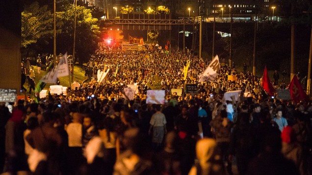 São Paulo - Manifestantes ocupam Marginal Pinheiros para protestar contra o aumento das passagens do transporte público