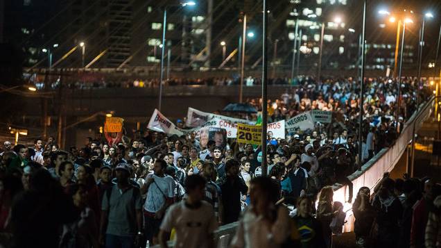 São Paulo - Manifestantes passam pela Ponte Estaiada na segunda-feira, 17