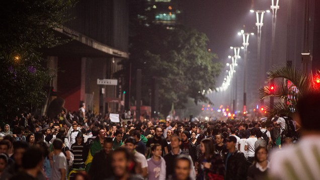 São Paulo - Manifestantes ocupam a Avenida Paulista em frente ao vão livre do Masp na noite de segunda-feira, 17 -