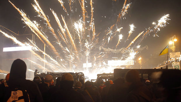 Em Kiev, manifestantes atiraram fogos de artíficio em policiais