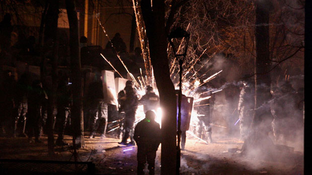 Fogos de artifício explodem durante confrontos entre a polícia e manifestantes no centro de Kiev