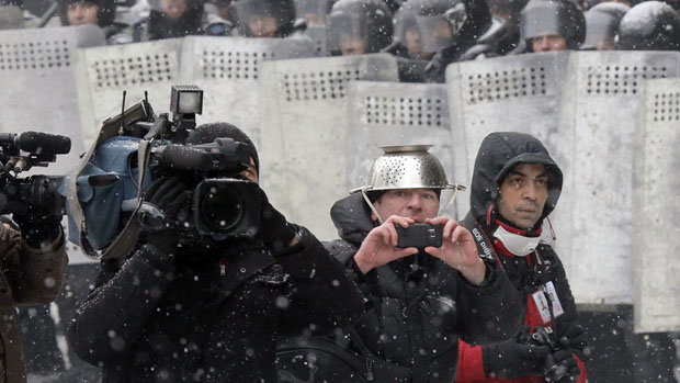 Repórteres  durante confrontos entre manifestantes e a polícia, em Kiev