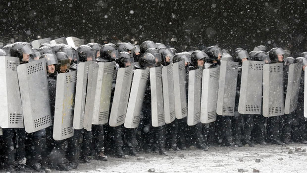 Barricada de policiais no centro de Kiev, na Ucrânia