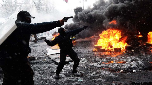 Pelo menos dois manifestantes morreram baleados nesta quarta-feira (22) no centro de Kiev, na Ucrânia