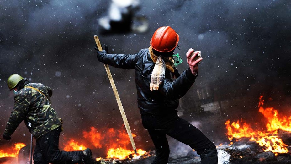 Manifestantes e policiais entram em confronto nesta quarta-feira (22) em Kiev (Ucrânia)