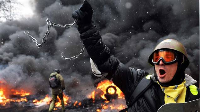 Manifestantes e policiais entram em confronto nesta quarta-feira (22) em Kiev (Ucrânia)