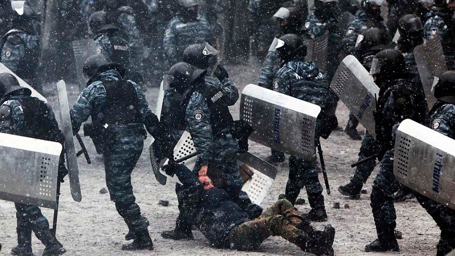 Manifestantes e policiais entram em confronto nesta quarta-feira (22) em Kiev (Ucrânia)