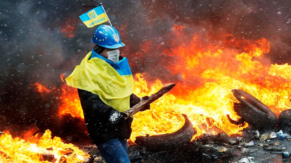Manifestantes e policiais entram em confronto nesta quarta-feira (22) em Kiev (Ucrânia)