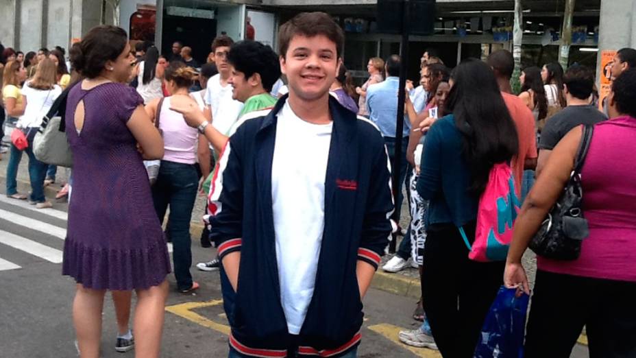 O estudante Adriano Luppe aguarda o início do segundo dia de provas do Enem, no Rio de Janeiro