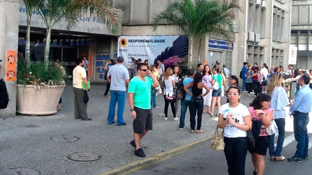 Estudantes aguardam o início do segundo dia de provas do Enem, no Rio de Janeiro