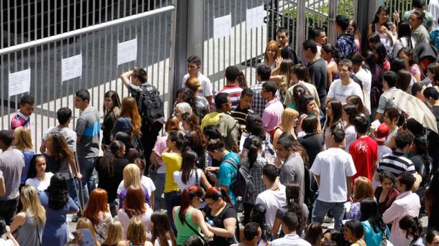 Estudantes chegam para o primeiro dia de prova do ENEM, em São Paulo