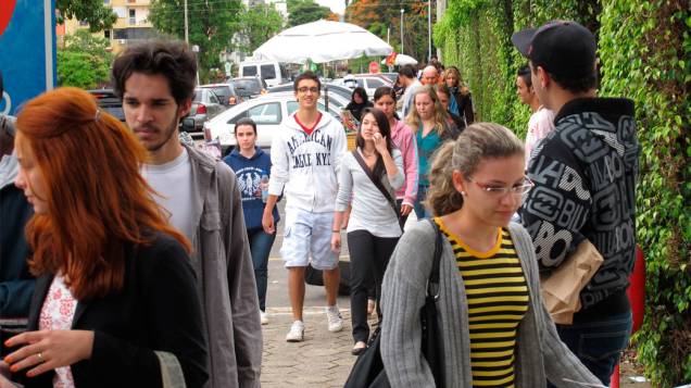 Estudantes chegam para o segundo dia de provas do Enem, em Brasília