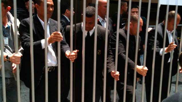 Seguranças abrem os portões para o primeiro dia de provas do Enem 2011, em São Paulo
