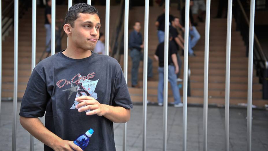 Aluno chega atrasado para o segundo dia de provas do Enem, em São Paulo