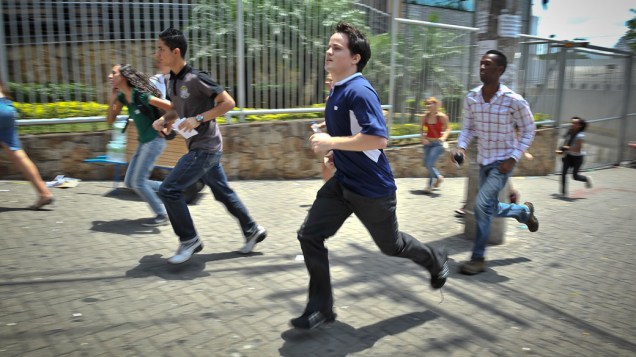 Alunos correm para o segundo dia de prova do Enem, em São Paulo