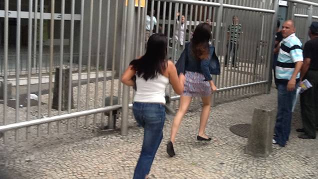 Estudantes chegam nos últimos segundos antes do fechamento dos portões para o Enem, em São Paulo