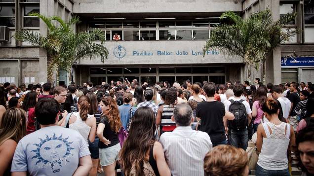 Estudantes antes do início da prova do Exame Nacional do Ensino Médio (ENEM) na UERJ, no Rio de Janeiro