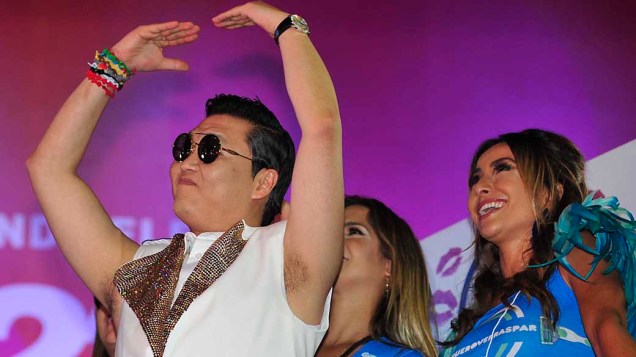 O cantor sul-coreano Psy com Sabrina Sato, no trio de Claudia Leitte pelo circuito Barra-Ondina, em Salvador