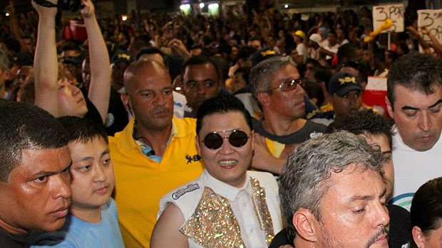 Psy deixa trio de Claudia Leitte em Salvador em meio a multidão e é ovacionado