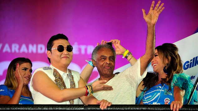 Psy, praticamente um veterano do Carnaval de Salvador, ao lado de Gilberto Gil e Sabrina Sato, no trio da Claudia Leitte, no circuito Barra-Ondina